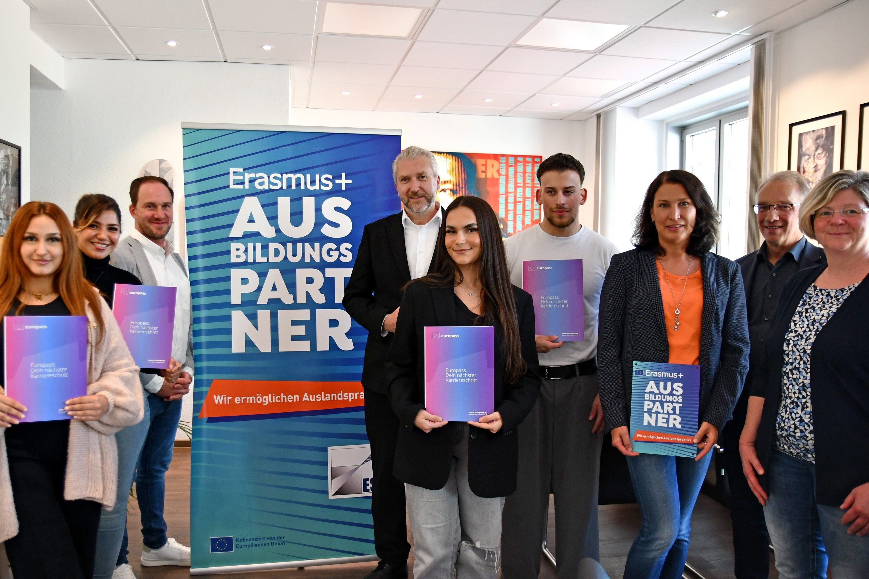 Die Auszubildenden mit ihren Zertifikaten im Bürgermeisterbüro