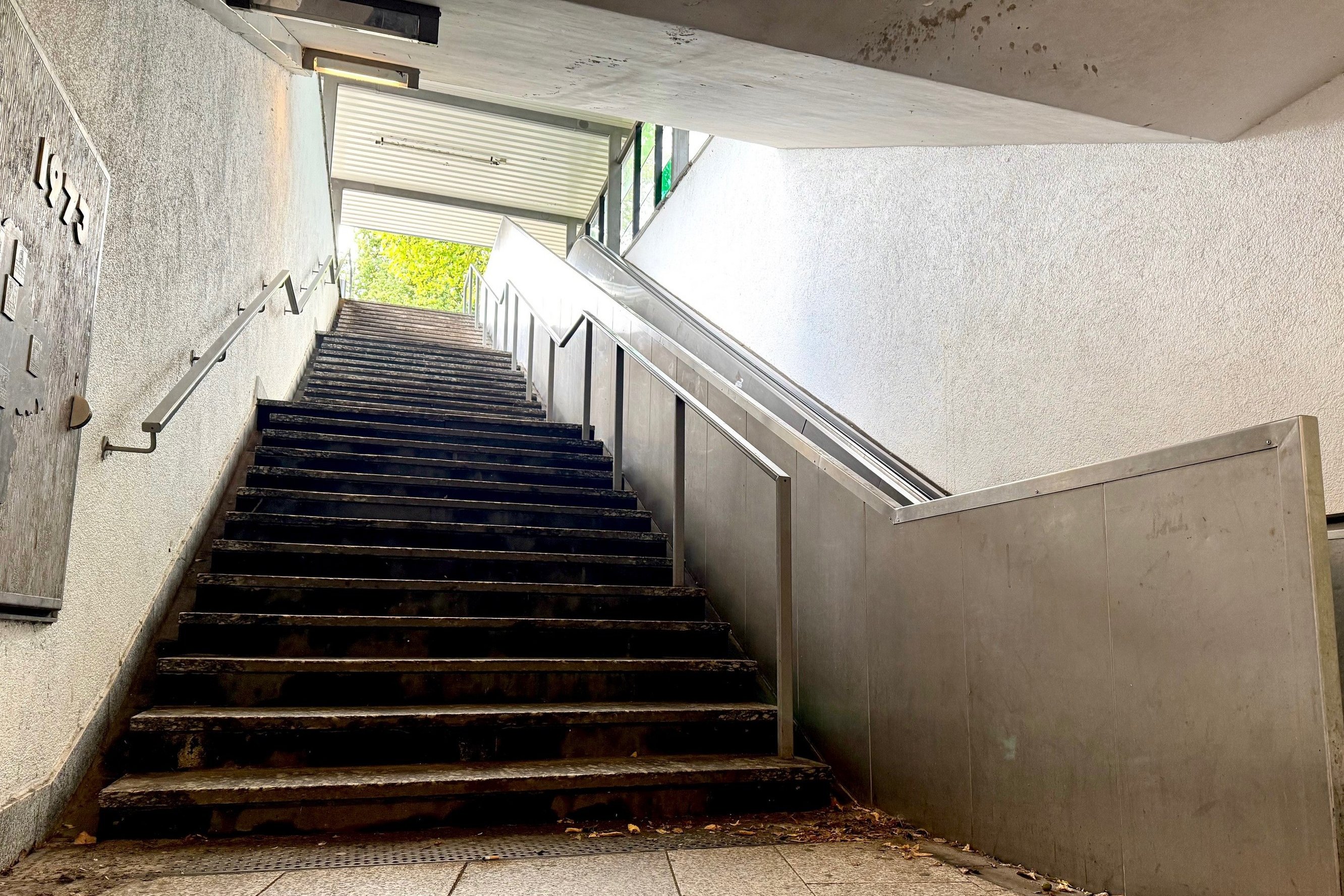 Die Treppe und Rolltreppe der Fußgänger-Unterführung am Sauerfeld unmittelbar vor dem Ausgang zum Brighouse Park..