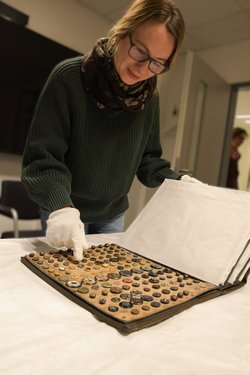 Stefanie Müller wirft einen Blick in ein Musterbuch.