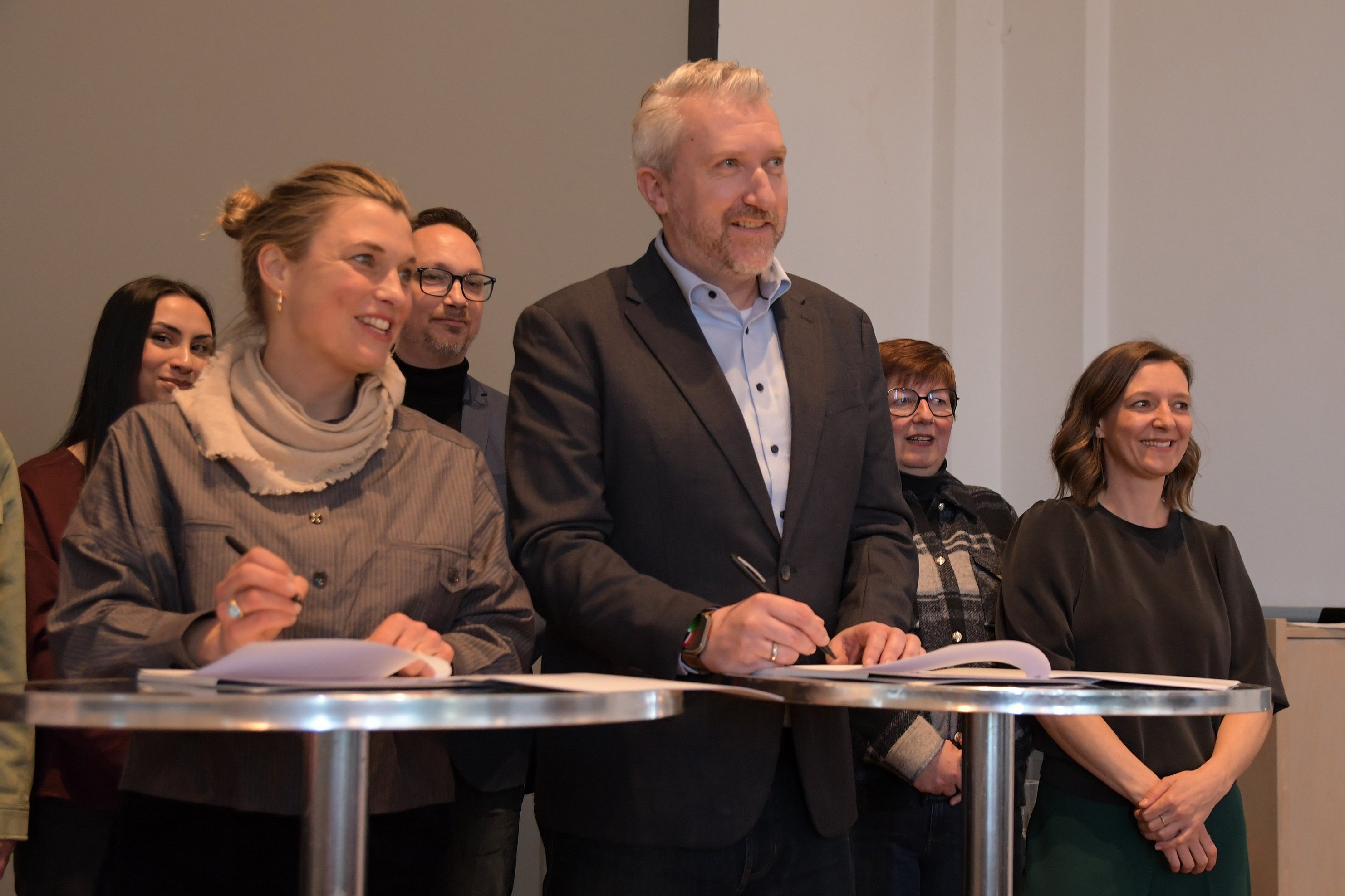 Bürgermeister Sebastian Wagemeyer und eine Vorständin der Montagstiftung unterschreiben den Kooperationsvertrag.