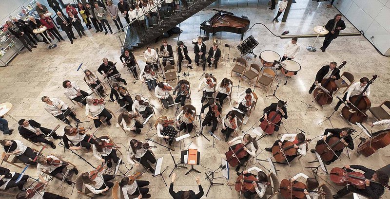 Das Orchester der Musikschule von oben fotografiert