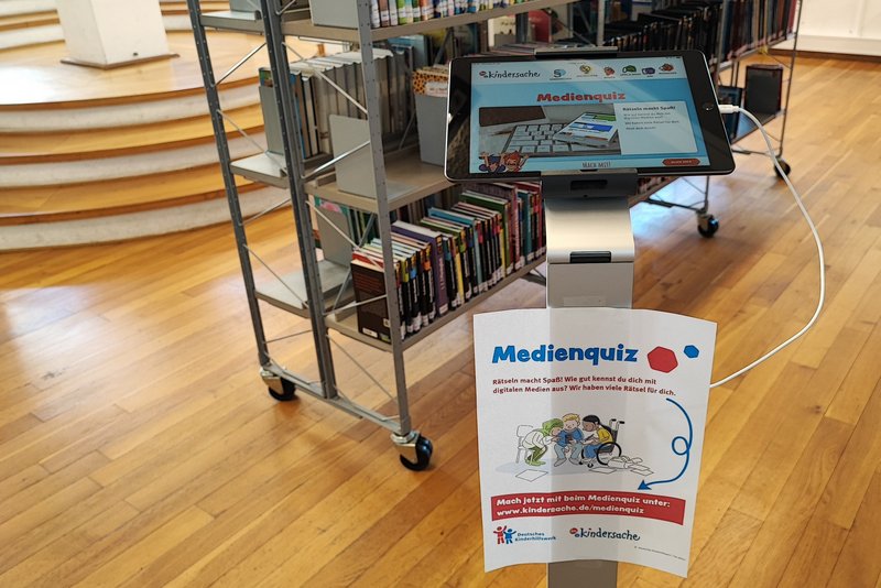 Ein Tablet auf dem das Medienquiz für Kinder des Deutschen Kinderhilfswerks geöffnet ist