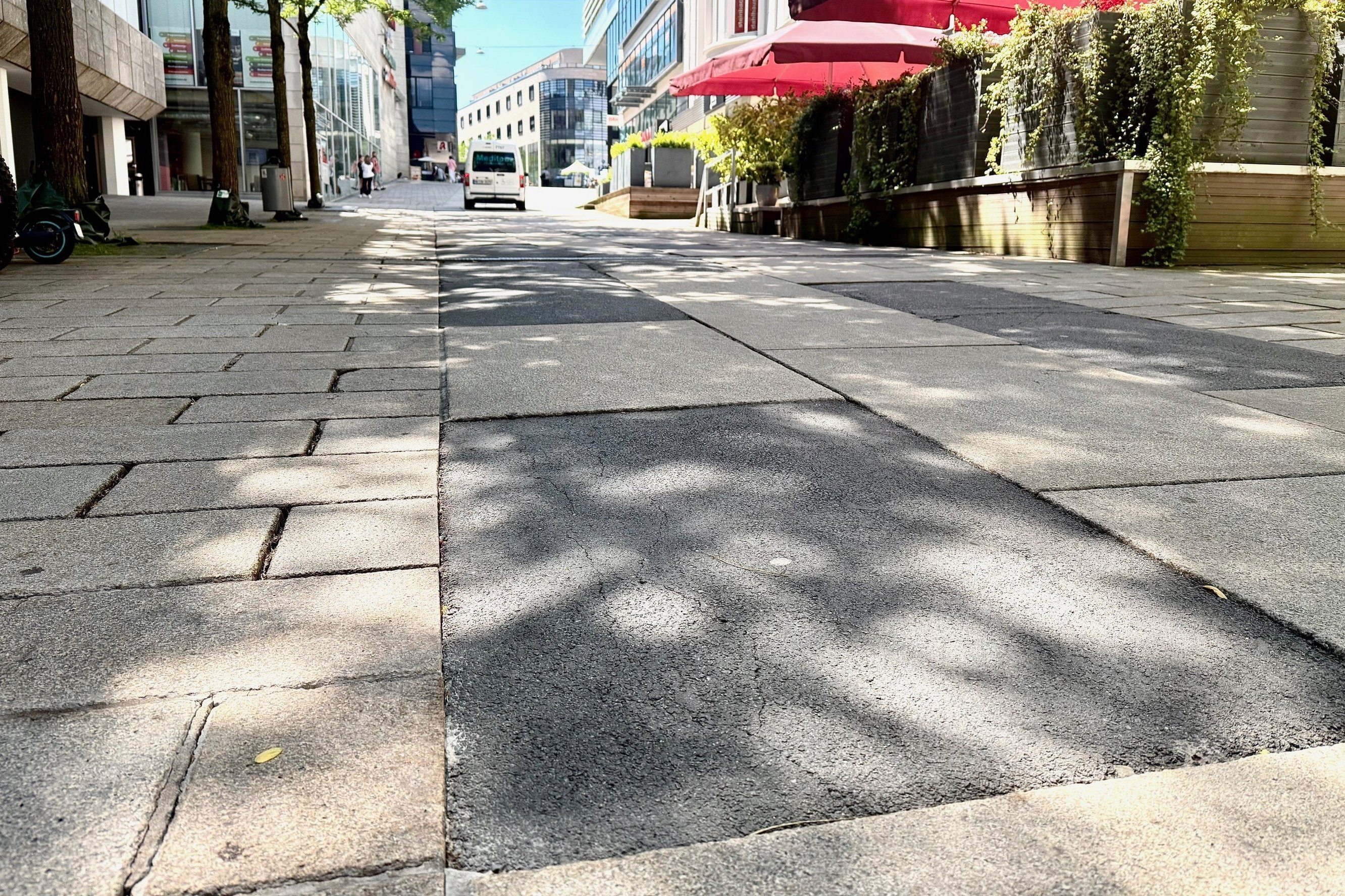 Die beschädigten Platten auf der oberen Altenaer Straße sind provisorisch durch Asphaltflicken ersetzt worden. 
