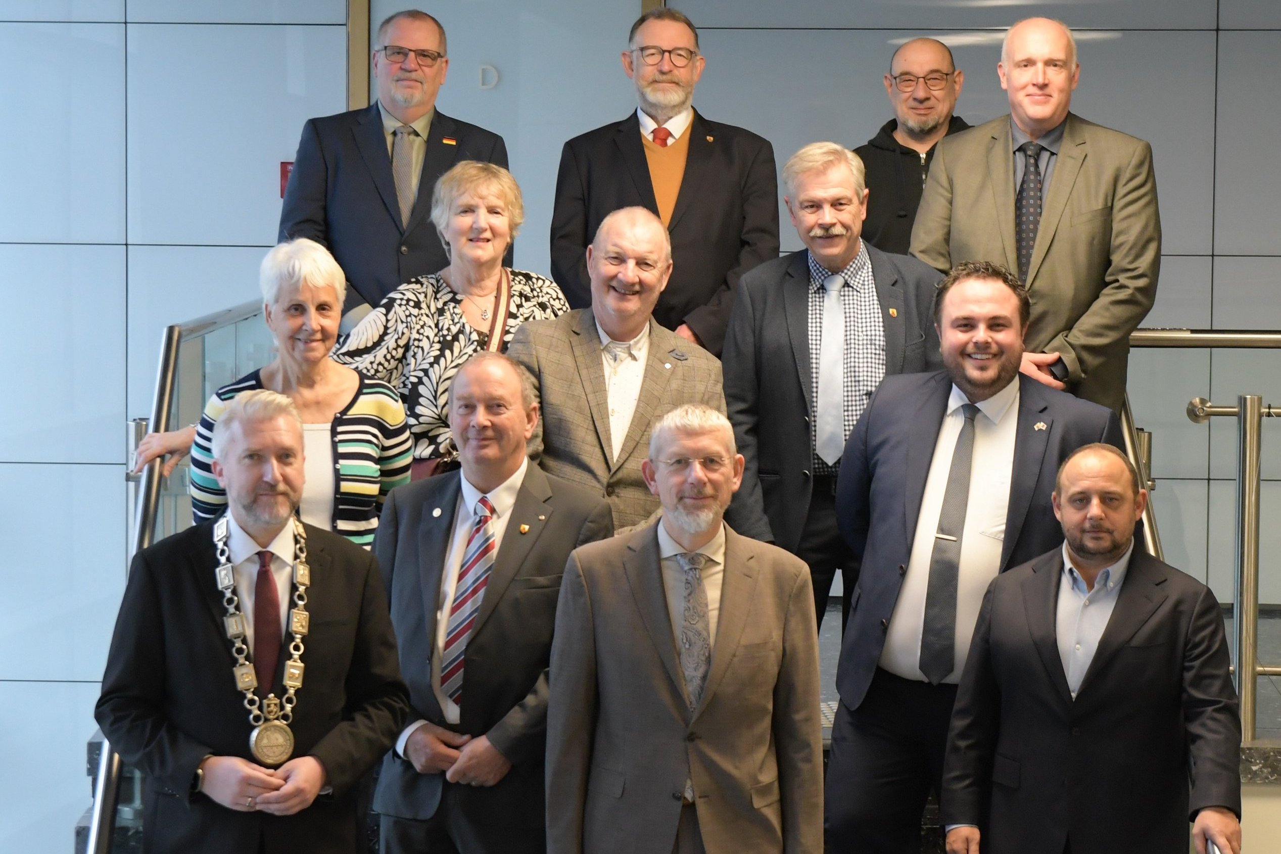 Gäste aus Brighouse und Den Helder im Rathaus.
