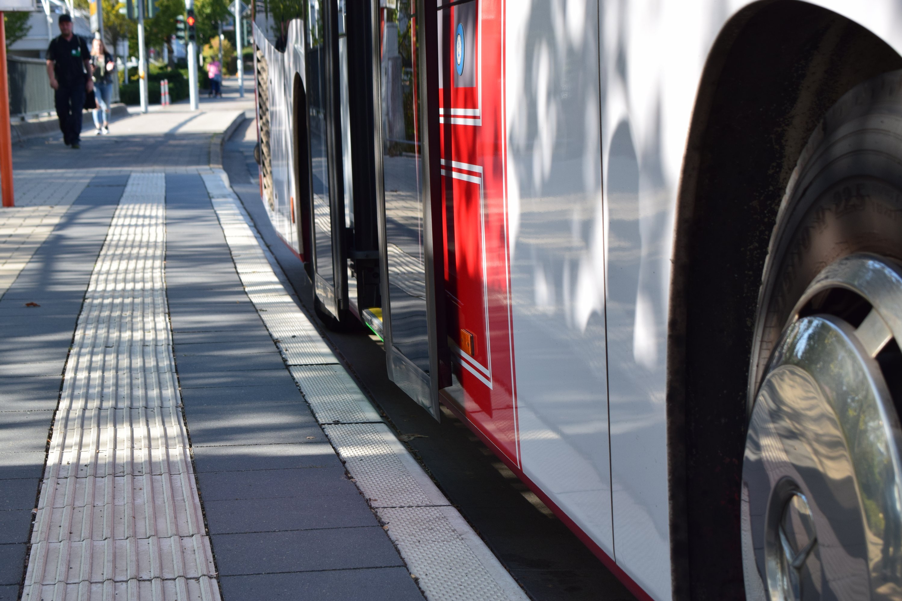 Eine barrierefrei ausgebaute Bushaltestelle