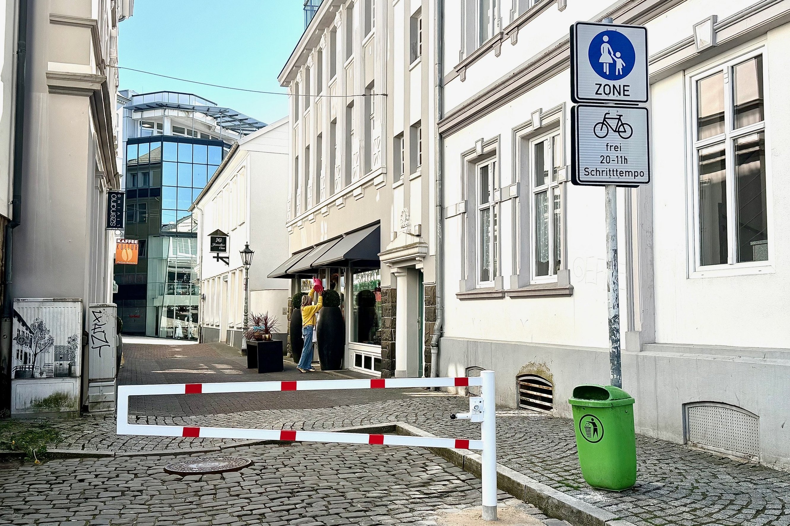 Eine rot-weiße Schranke verhindert die Durchfahrt von der Corneliusstraße auf die Wilhelmstraße.