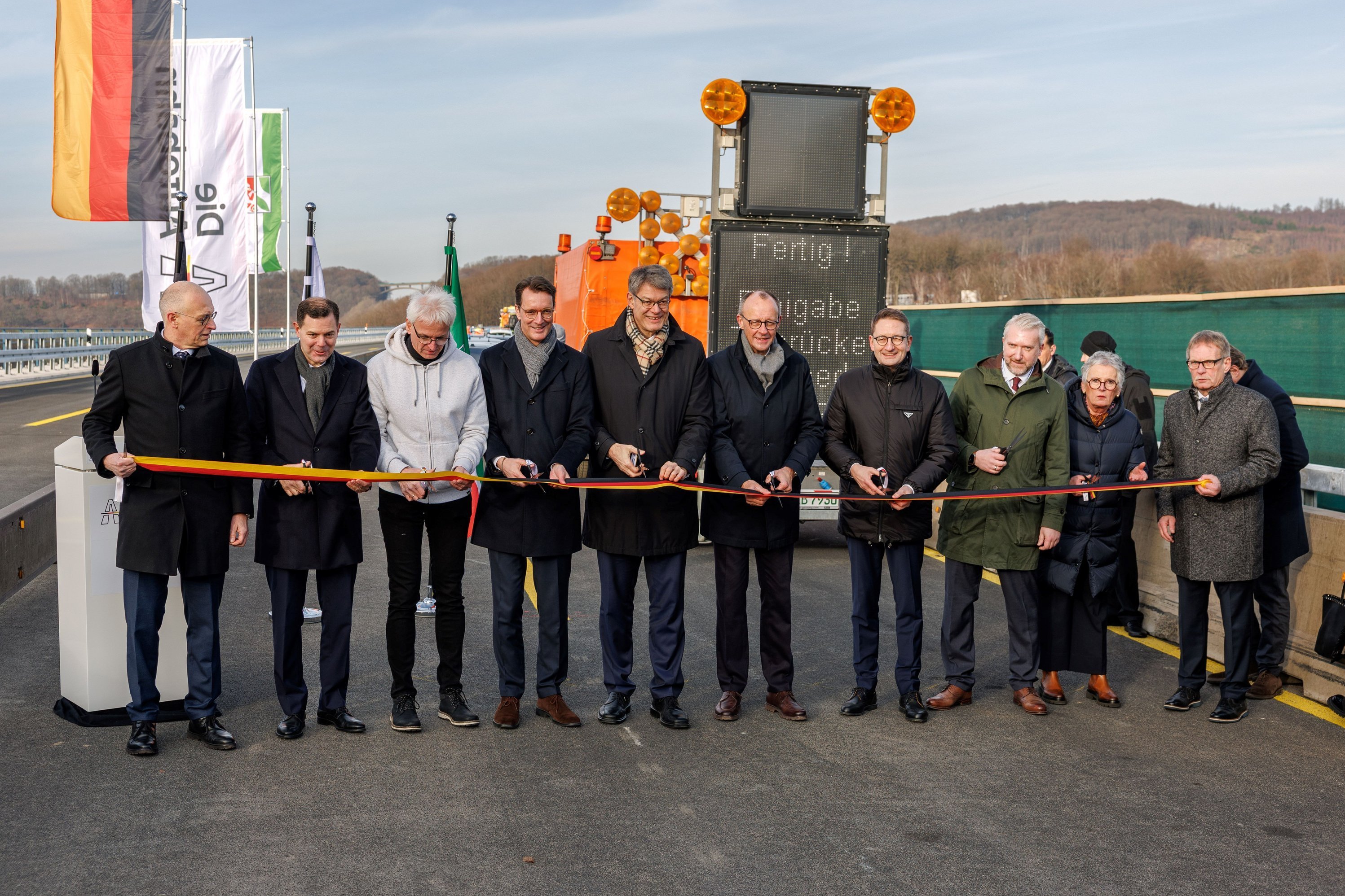 Durchschneiden des Bandes auf der Talbrücke Rahmede