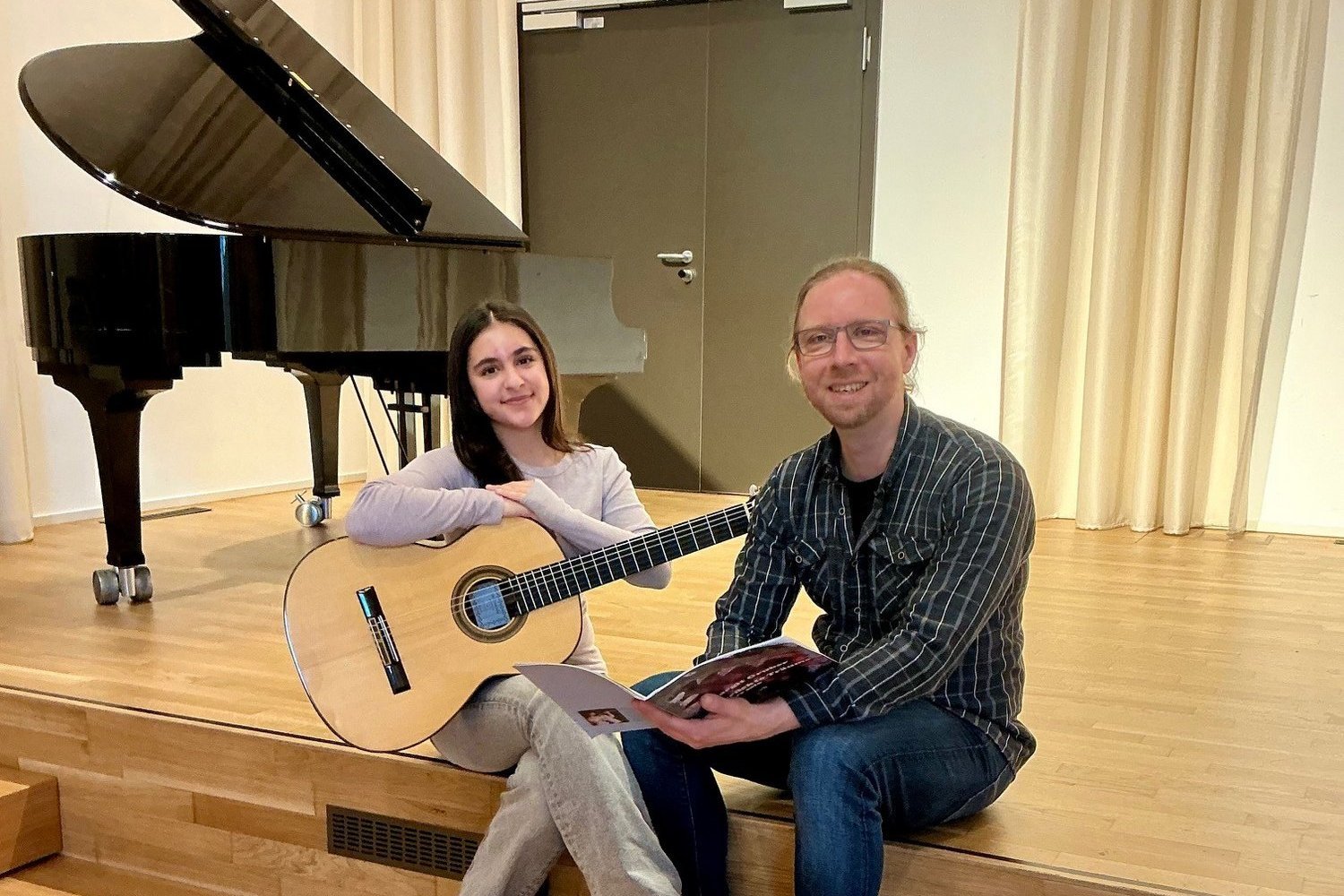 Ayla Middelhoff und Arne Willems in der Musikschule.