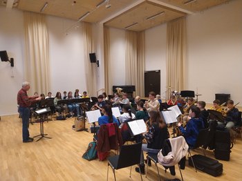 Das junge Blasorchester im Saal der Musikschule