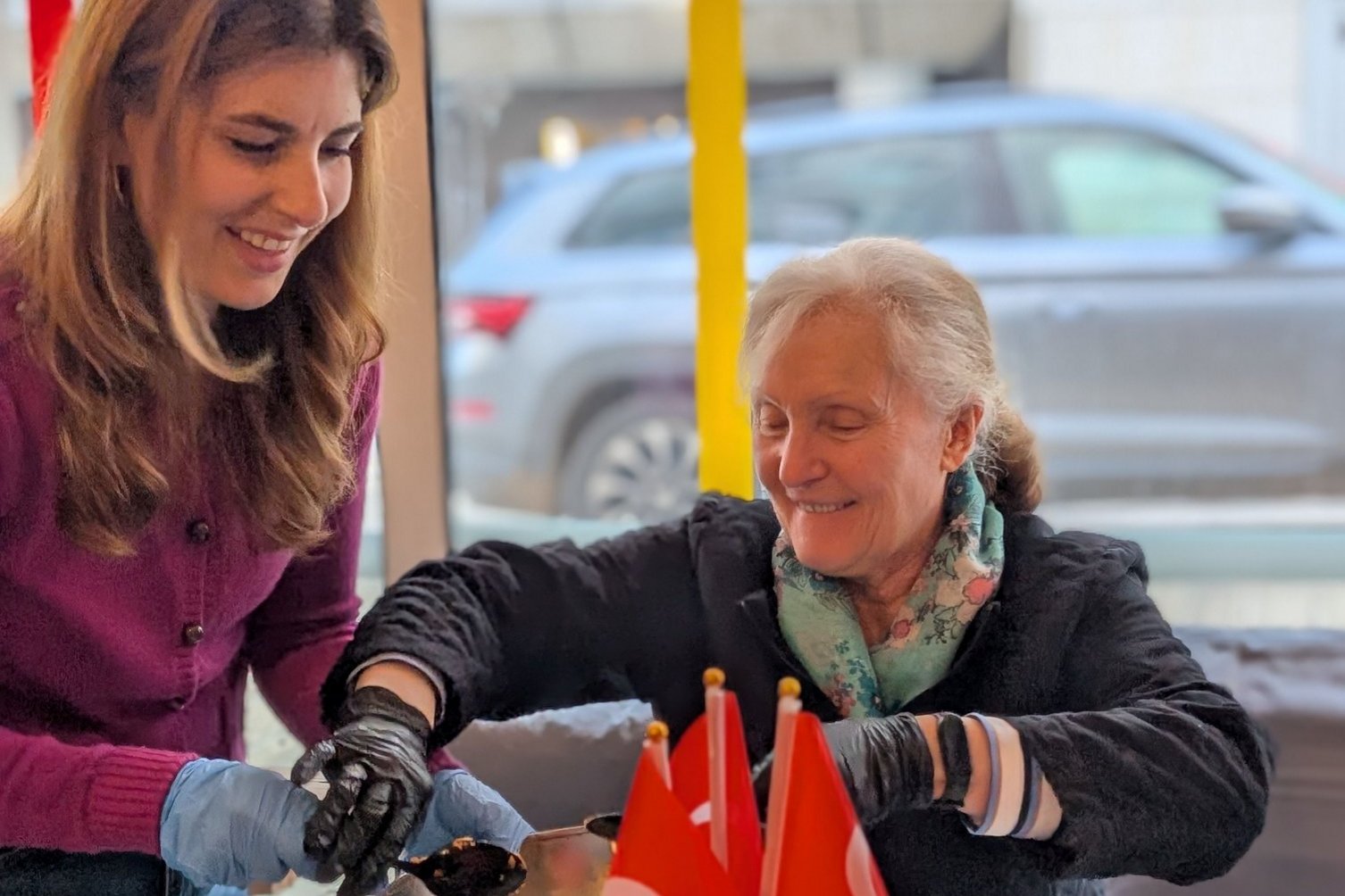 Zwei Frauen beim gemeinsamen Kochen im Café Navi.