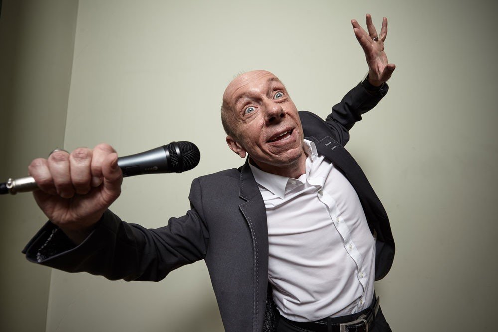 Frank Sommer performt mit Mikro in der Hand