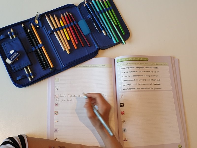 Etui und Schreibheft eines Grundschulkindes