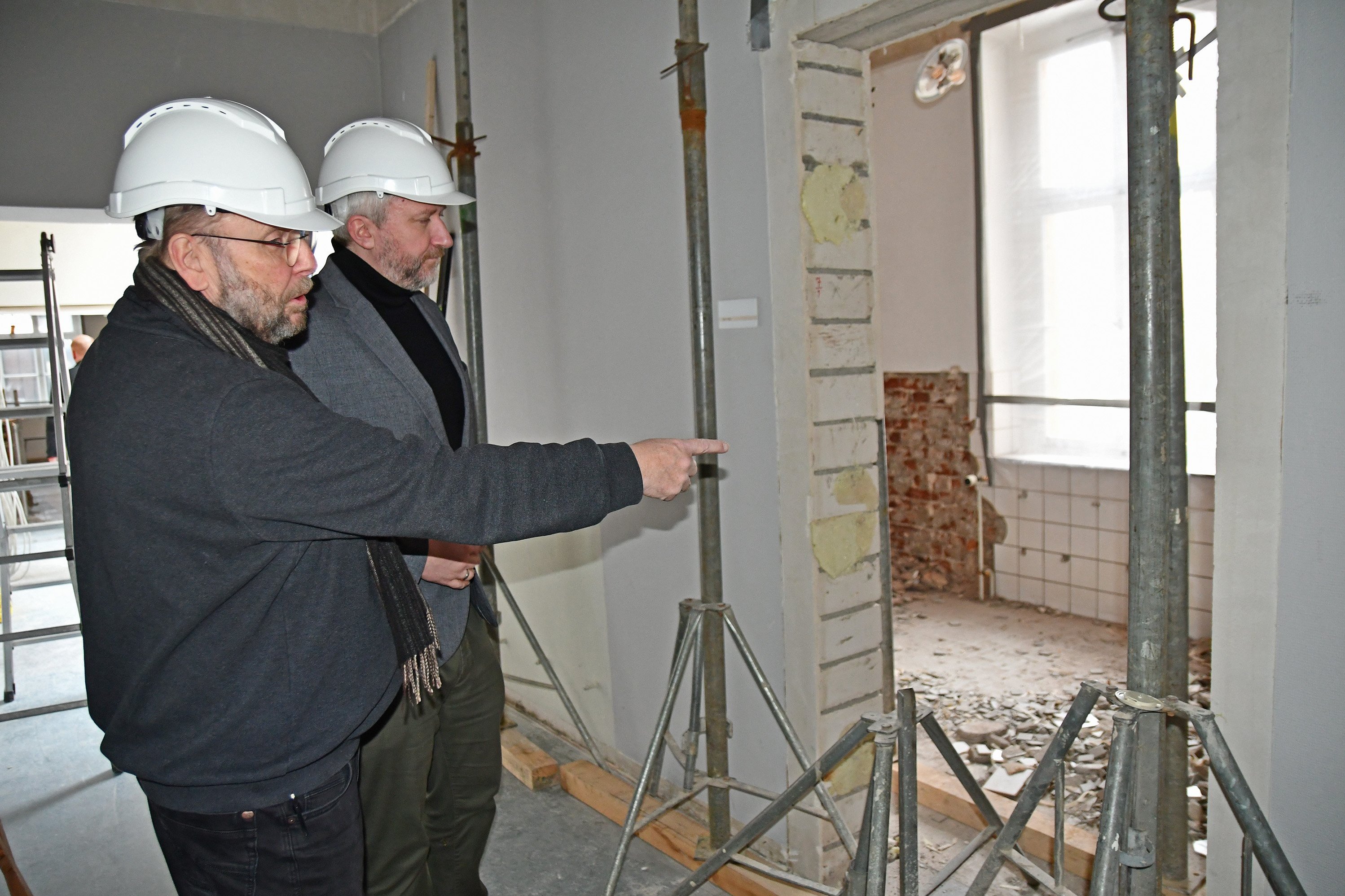 Bürgermeister Sebastian Wagemeyer besichtigt die Baustelle zur neuen Dauerausstellung in den Museen