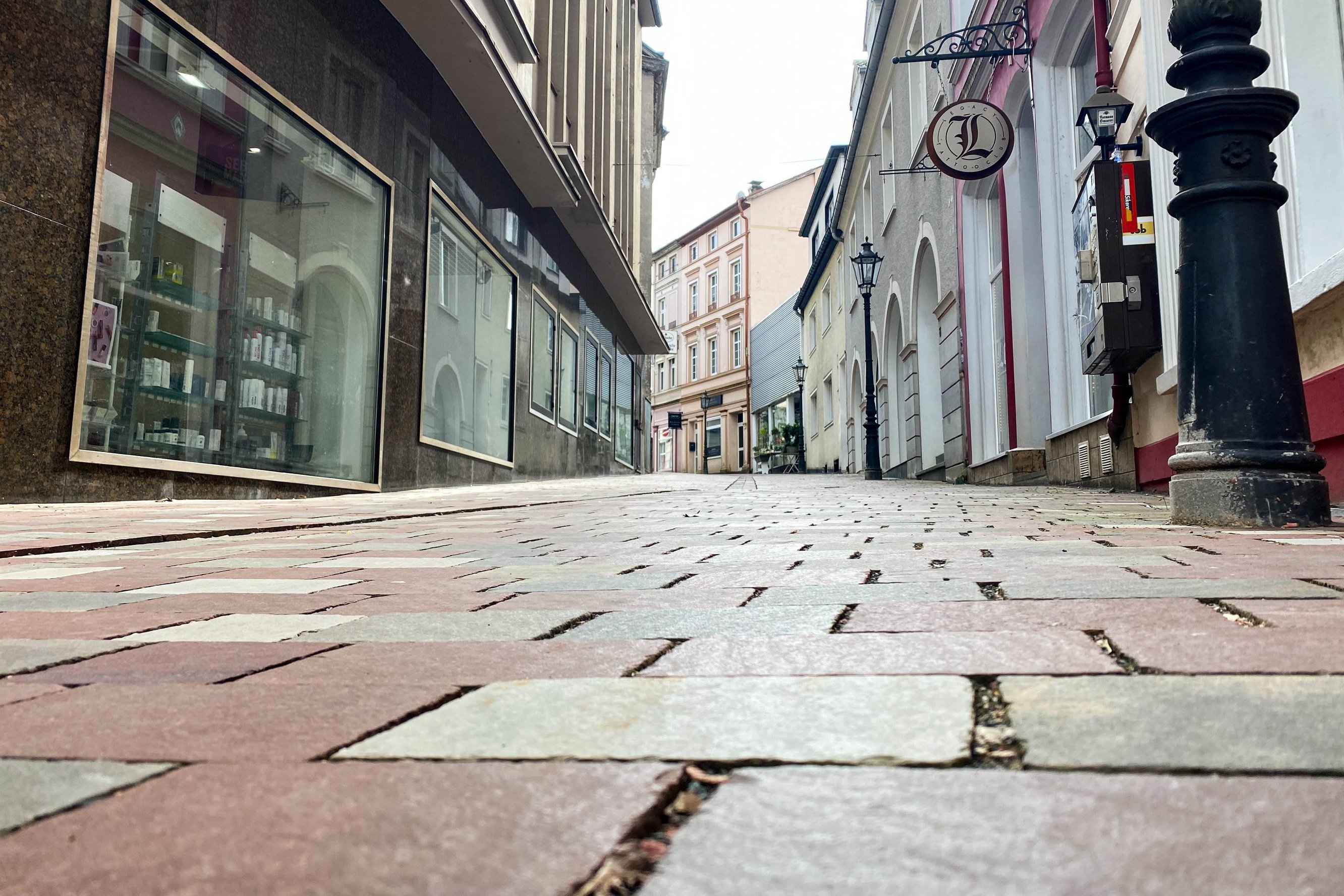 Blick auf das neue Pflaster der Schemperstraße und in der Alstadt.