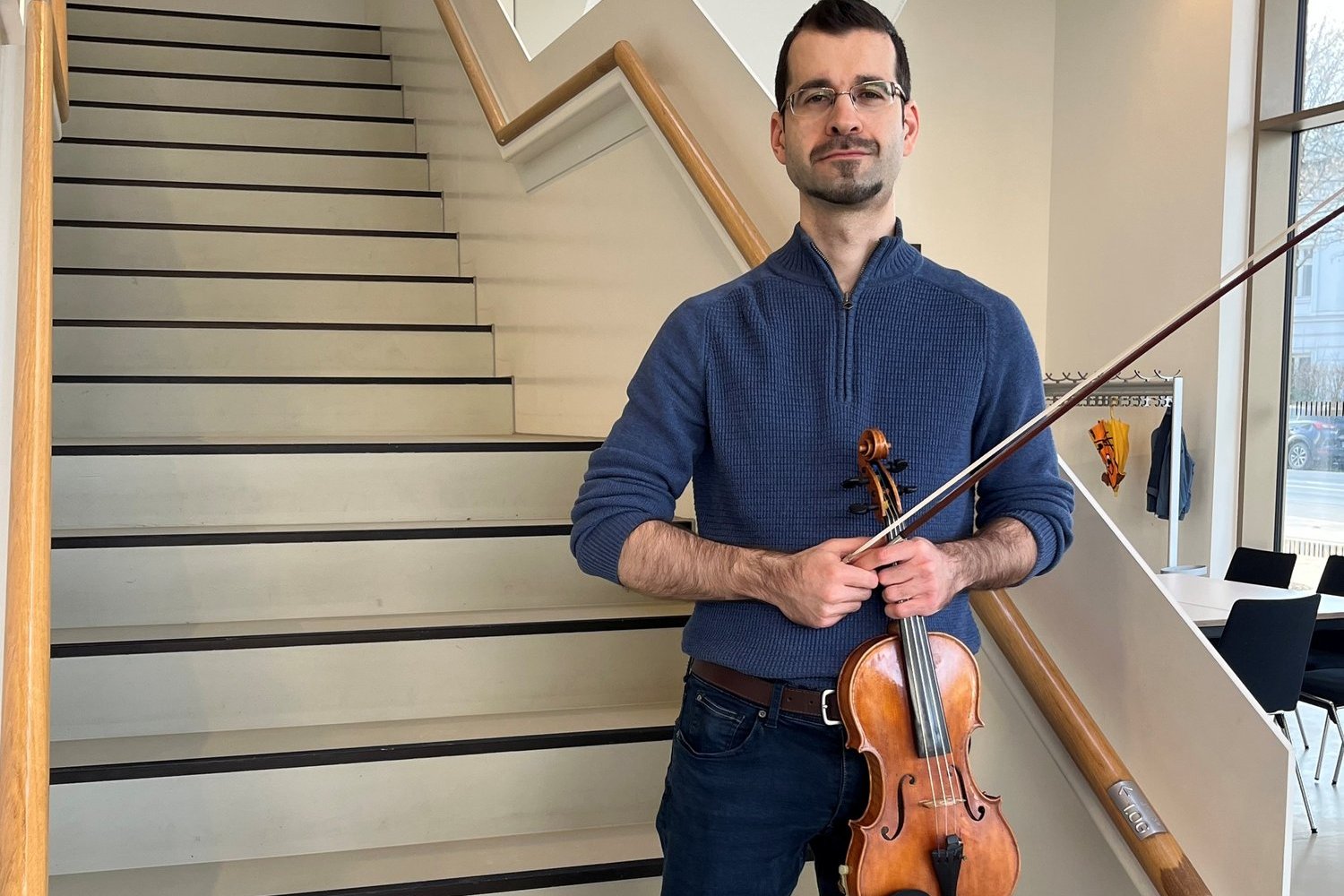 Der neue Geigenlehrer der Musikschule, Ferhad Mehmet