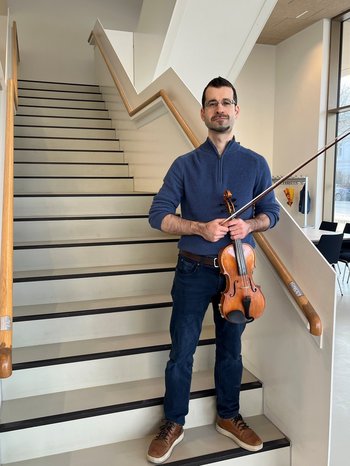 Der neue Geigenlehrer der Musikschule, Ferhad Mehmet