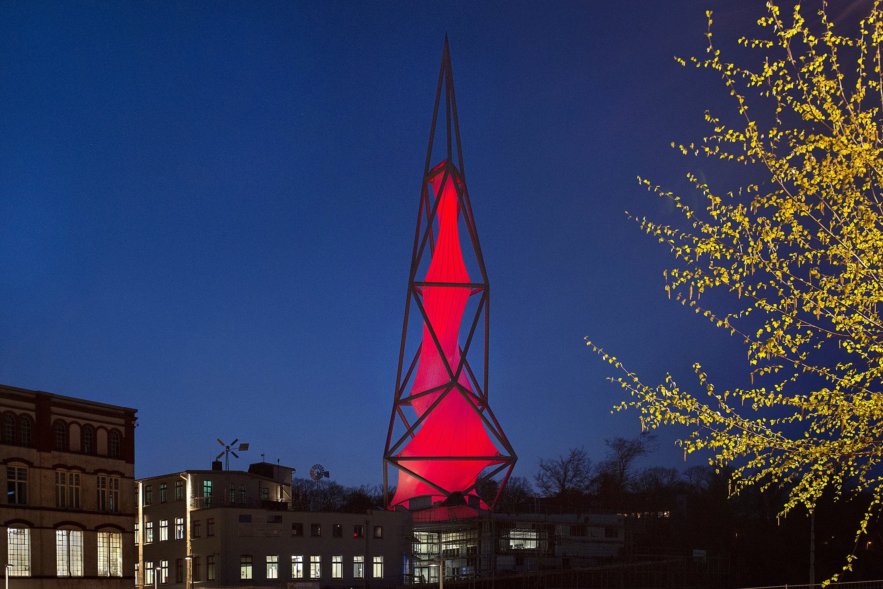 Der Turm der Phänomenta leuchtet rot