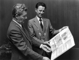 Bürgermeister der Städte Lüdenscheid und Den Helder mit der unterzeichneten Urkunde