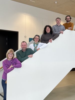 Das Koordinatoren-Team der Musikschule auf der Treppe im Musikschulfoyer
