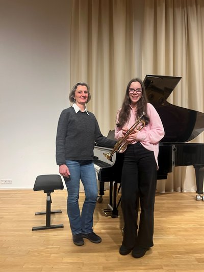Musikschülerin Theda Gerdes mit Andrea Ertz