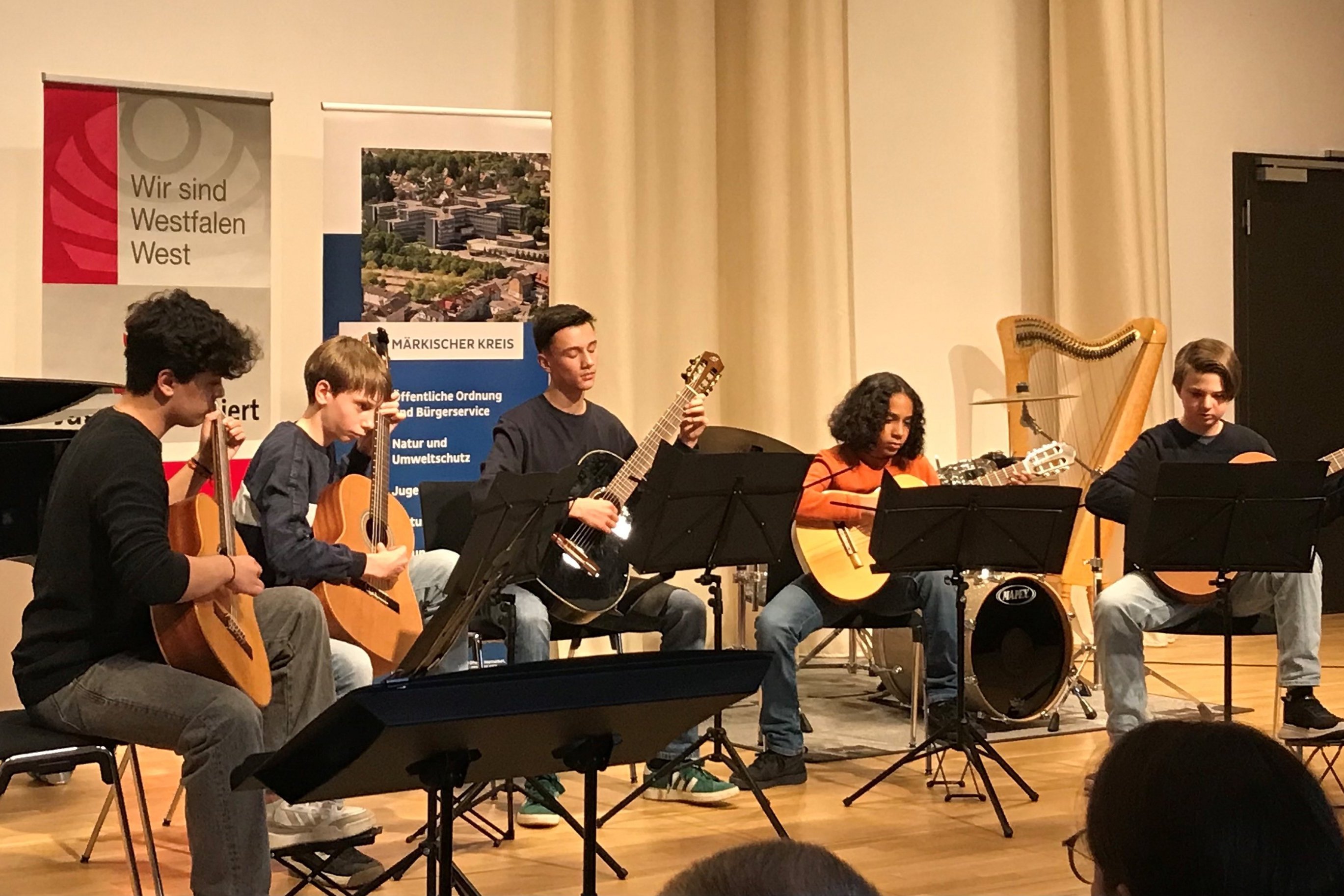 Das Gitarrenquintett der Musikschule spielt auf der Bühne vor