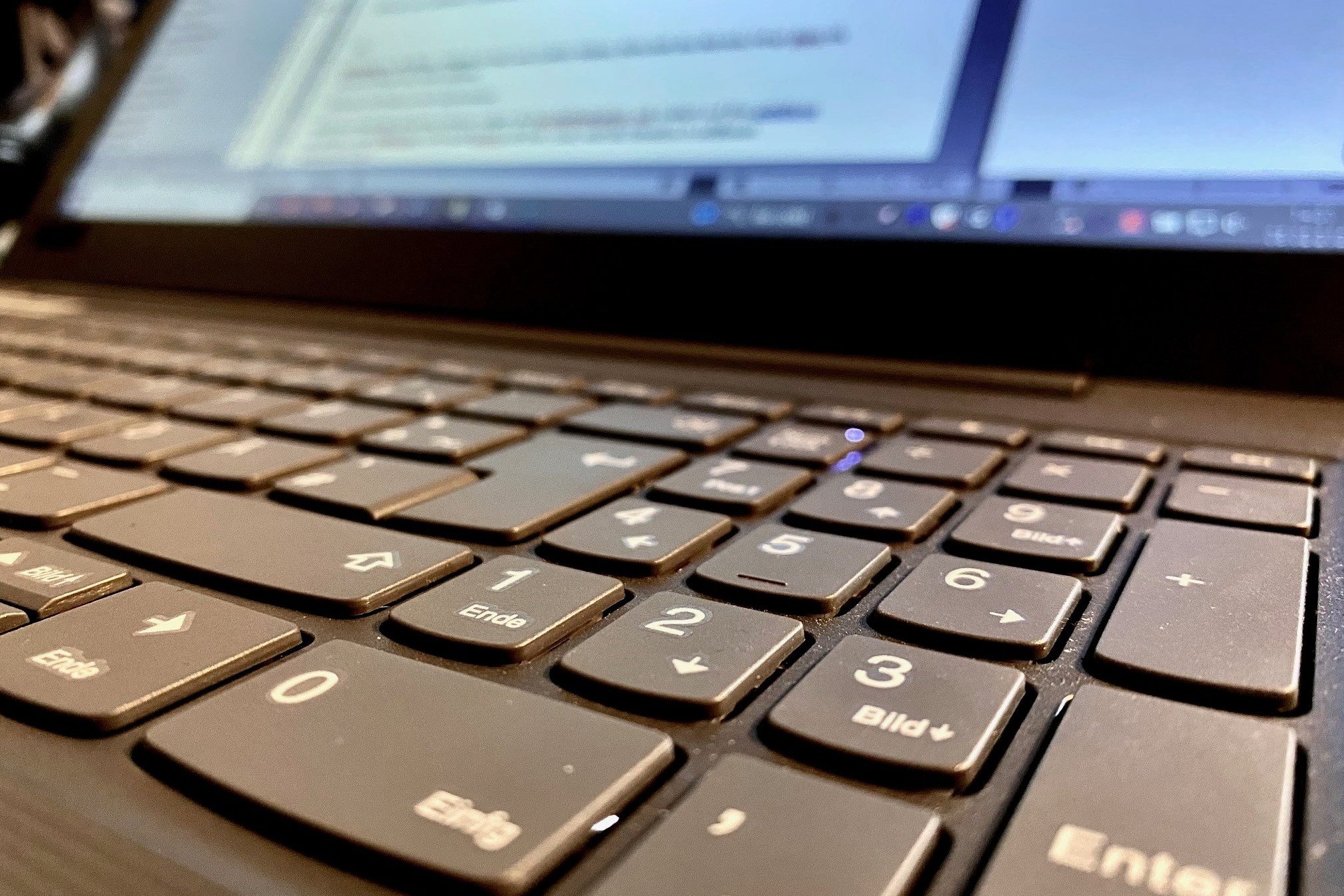 Großaufnahme einer Laptop-Tastatur.