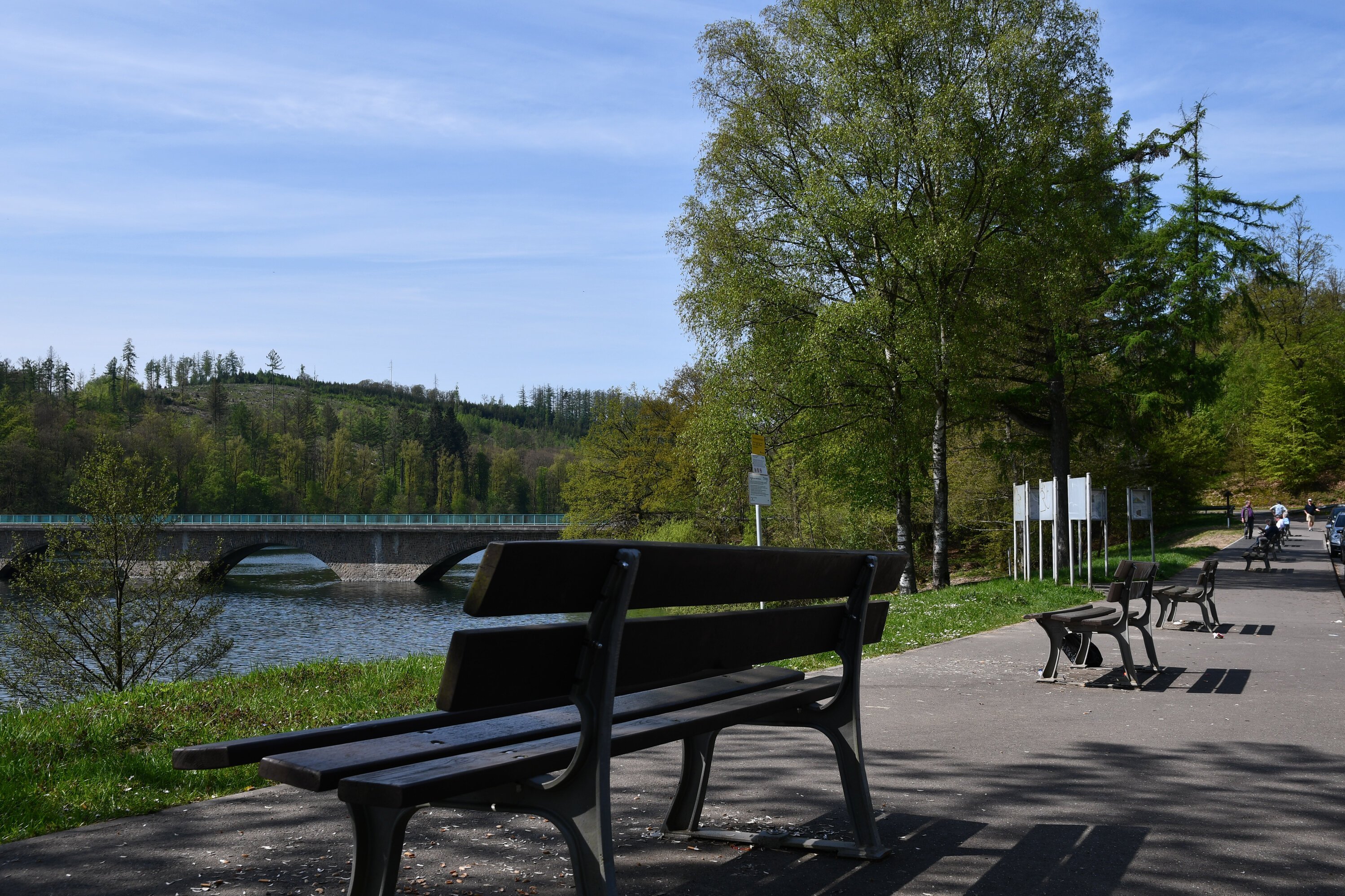 Bänke auf dem Wanderparkplatz an der Klamer Brücke