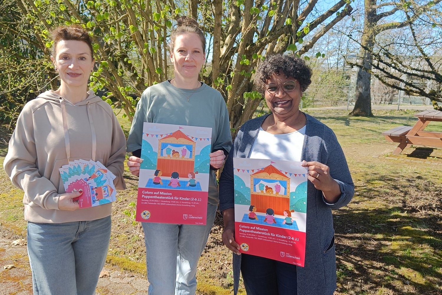 Mitarbeiterinnen des LIBZ mit Flyern und Postern zur Ankündigung des Puppentheaters