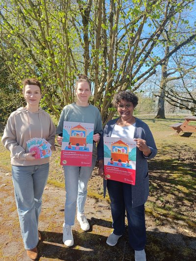 Mitarbeiterinnen des LIBZ mit Flyern und Postern zur Ankündigung des Puppentheaters