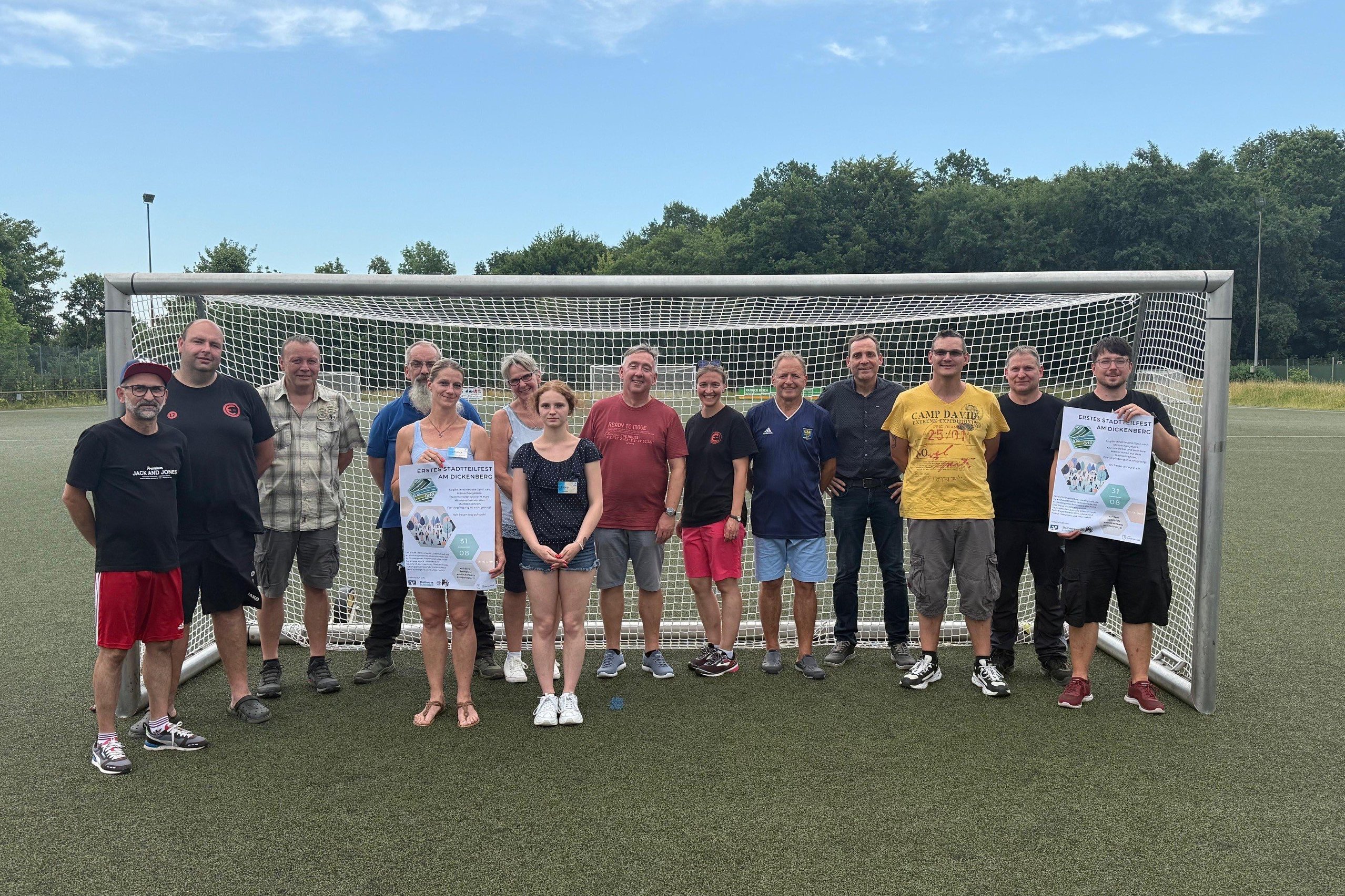 Freuen sich auf ein Stadtteilfest „von Bewohnern für Bewohner“: die örtlichen Akteure, die die Veranstaltung auf dem Sportplatz Dickenberg organisieren.