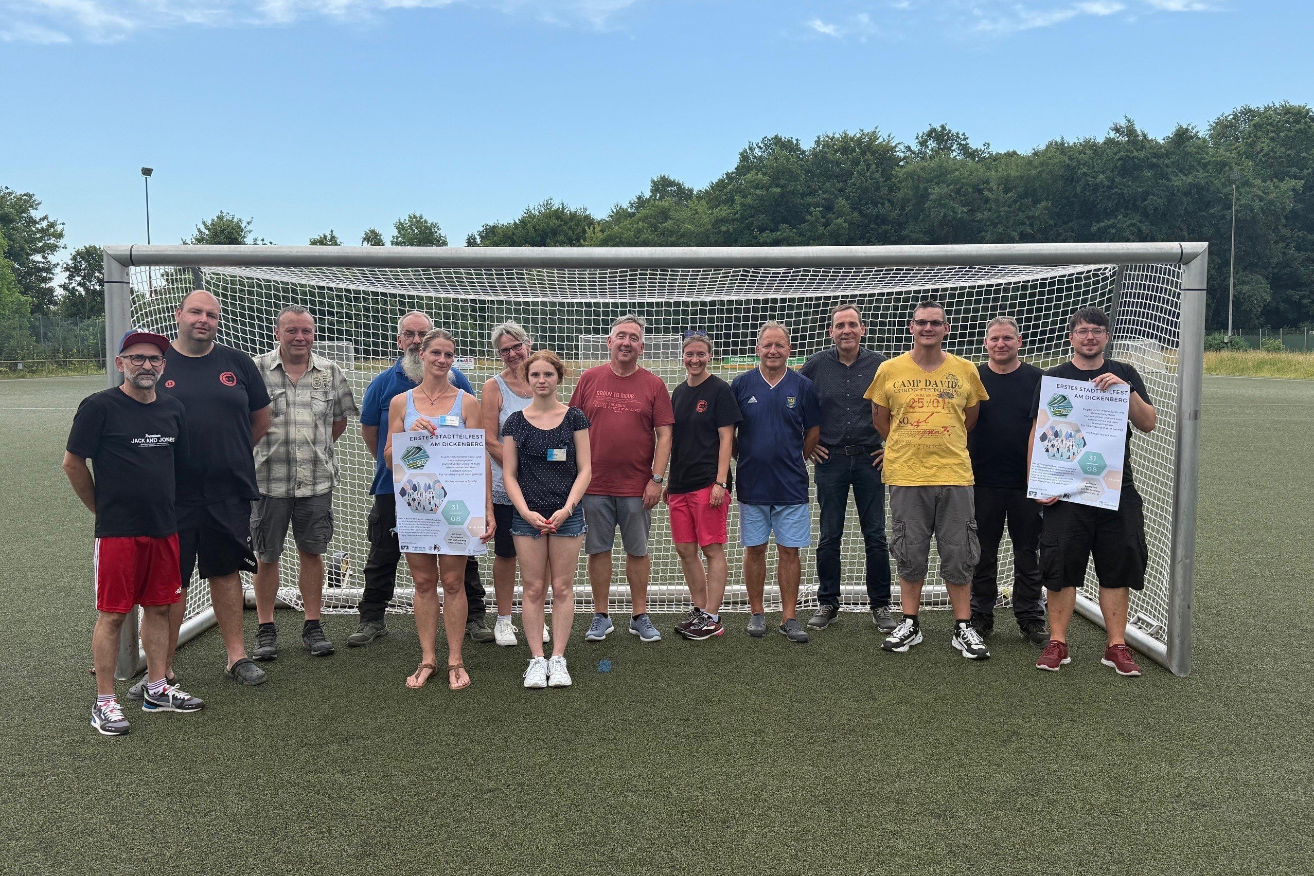 Freuen sich auf ein Stadtteilfest „von Bewohnern für Bewohner“: die örtlichen Akteure, die die Veranstaltung auf dem Sportplatz Dickenberg organisieren.
