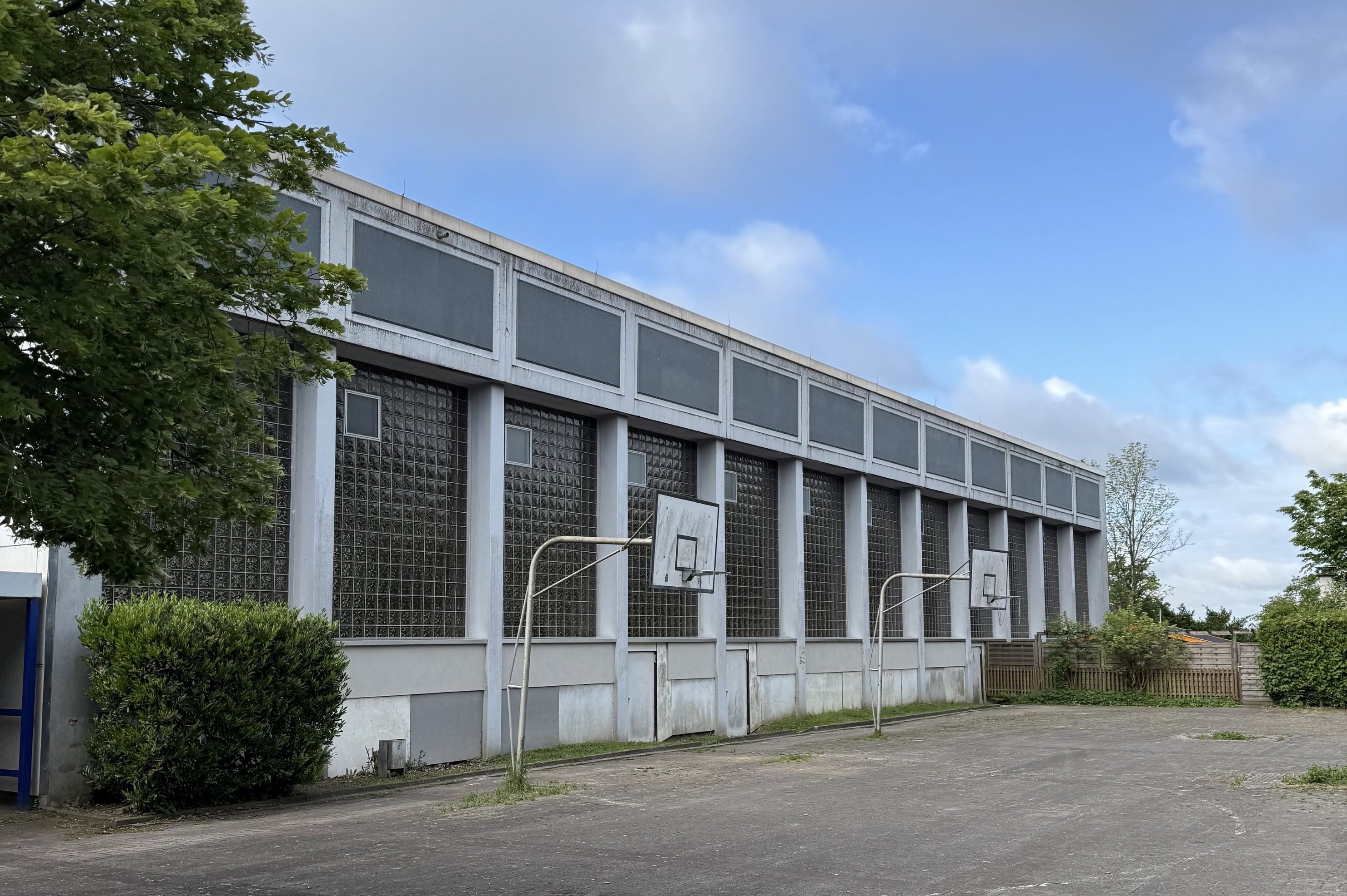 Die Sporthalle der Hauptschule Stadtpark von außen.
