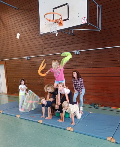 Kinder proben für ihre Zirkusshow