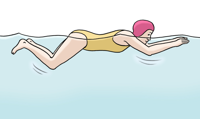 Eine Frau schwimmt im blauen Wasser