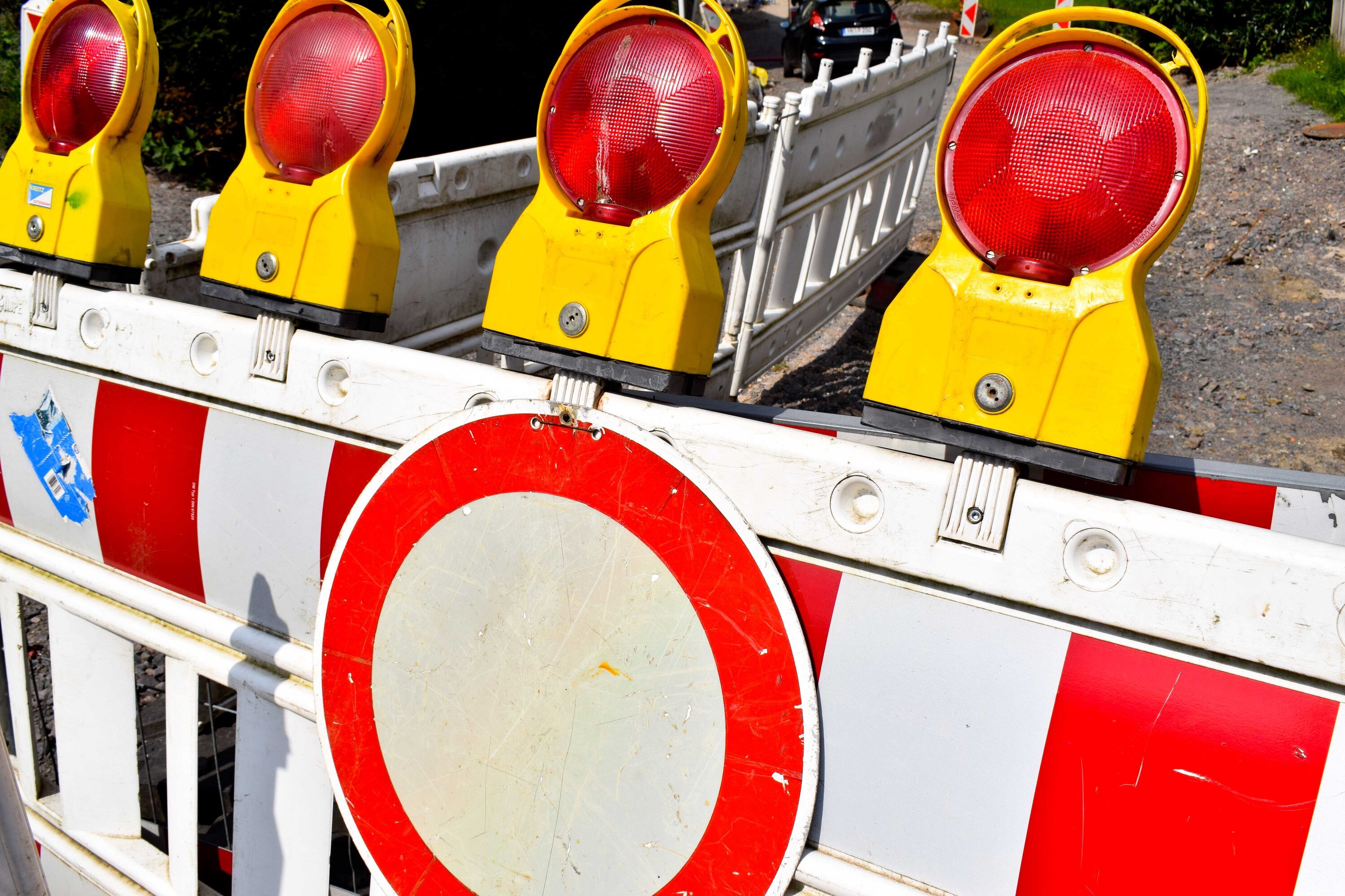 Absperrbake mit Durchfahrtsverbots-Schild