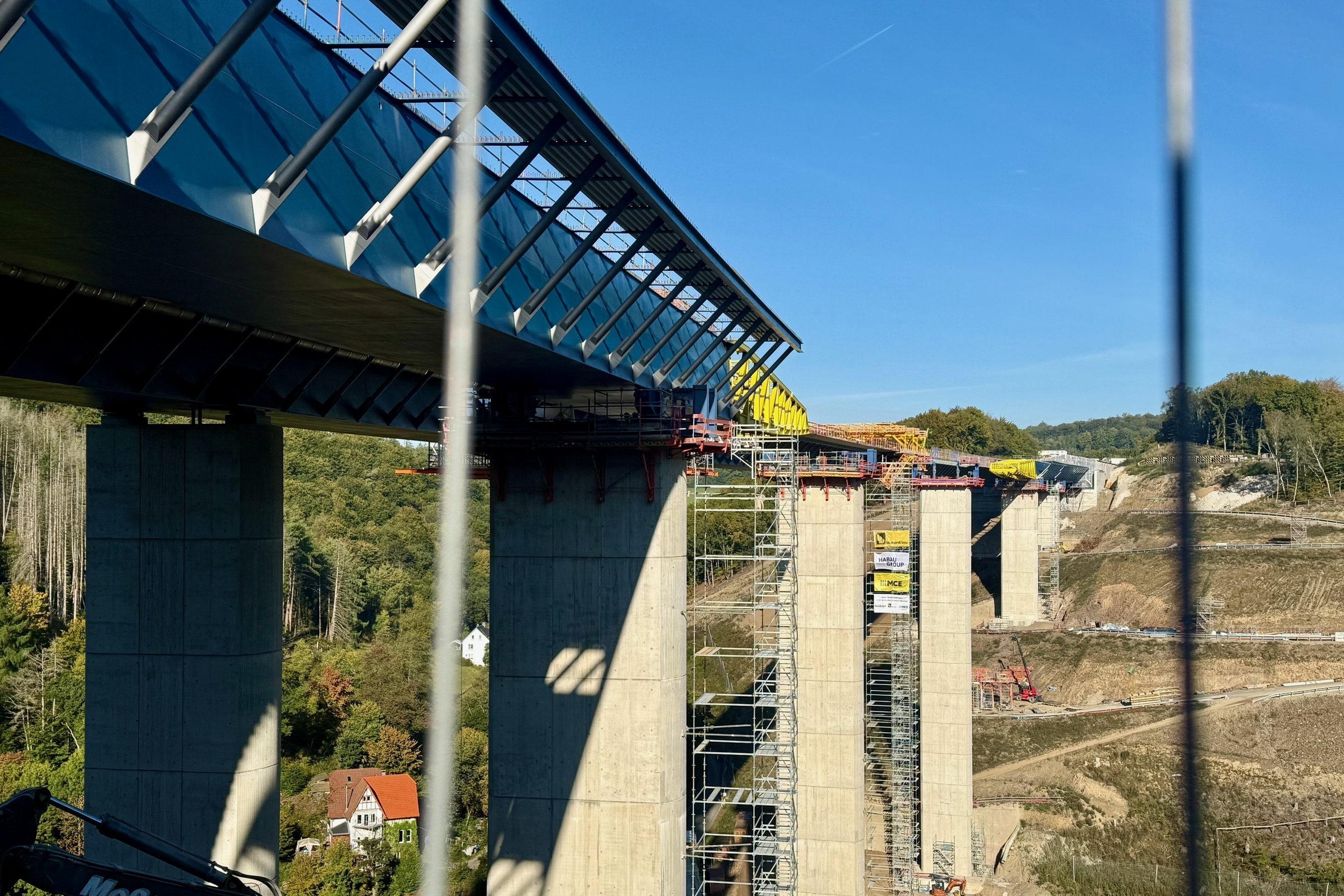 Die beiden Hälften des zweiten Stahlüberbaus der neuen Talbrücke Rahmede werden im Taktschiebeverfahren über das Tal und aufeinander zugeschoben. Vom 24. November bis 3. Dezember werden die gelben Vorbauschnäbel demontiert. Foto: Sven Helmig 