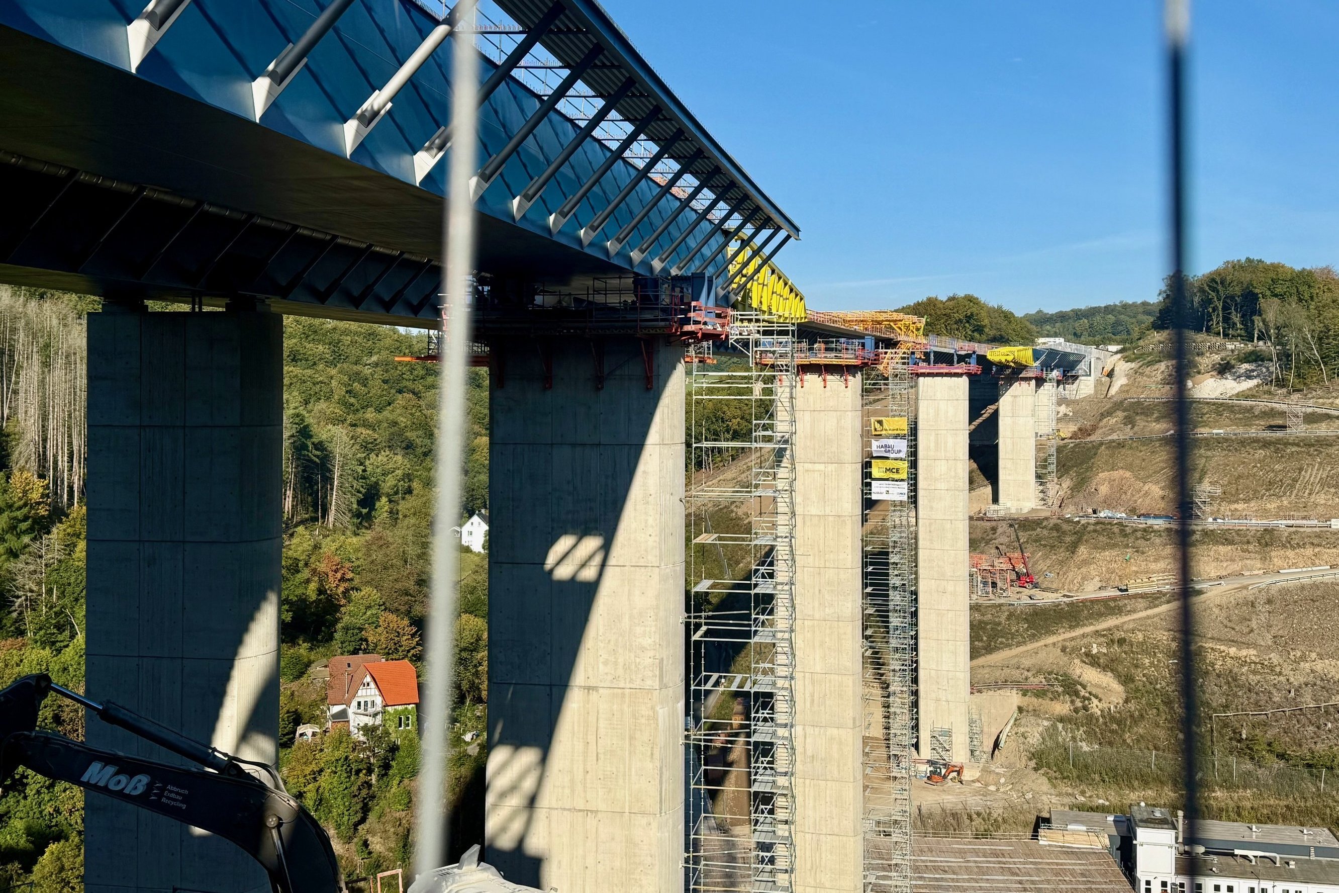 Die beiden Hälften des zweiten Stahlüberbaus der neuen Talbrücke Rahmede werden im Taktschiebeverfahren über das Tal und aufeinander zugeschoben. Vom 24. November bis 3. Dezember werden die gelben Vorbauschnäbel demontiert. Foto: Sven Helmig 