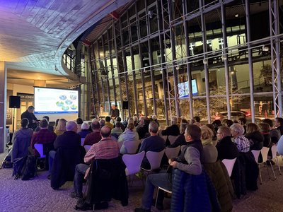 Die Teilnehmenden des Beteiligungsworkshops lauschen in den Museen einer Präsentation zum Mobilitätskonzept