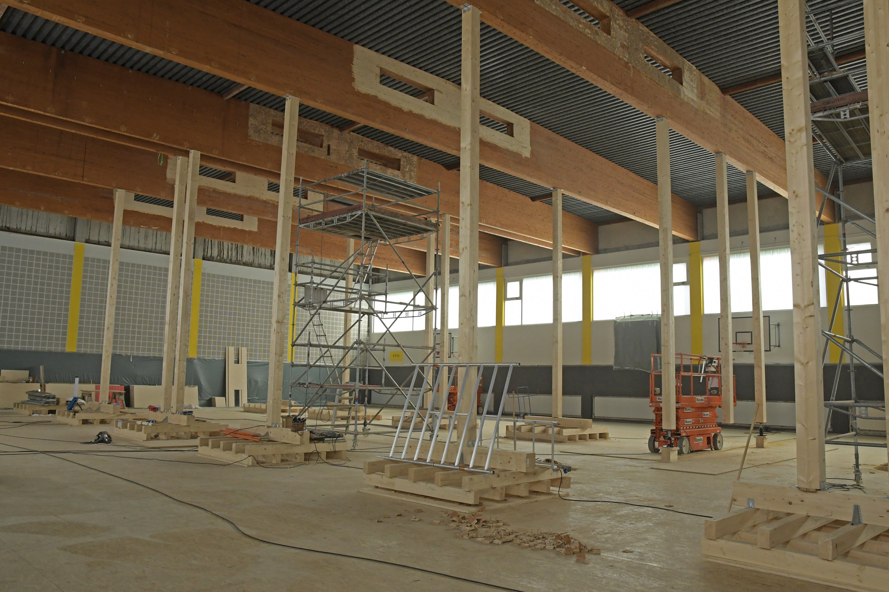 Der Innenraum der Sporthalle mit der Tragekonstruktion für die Dachbinder.