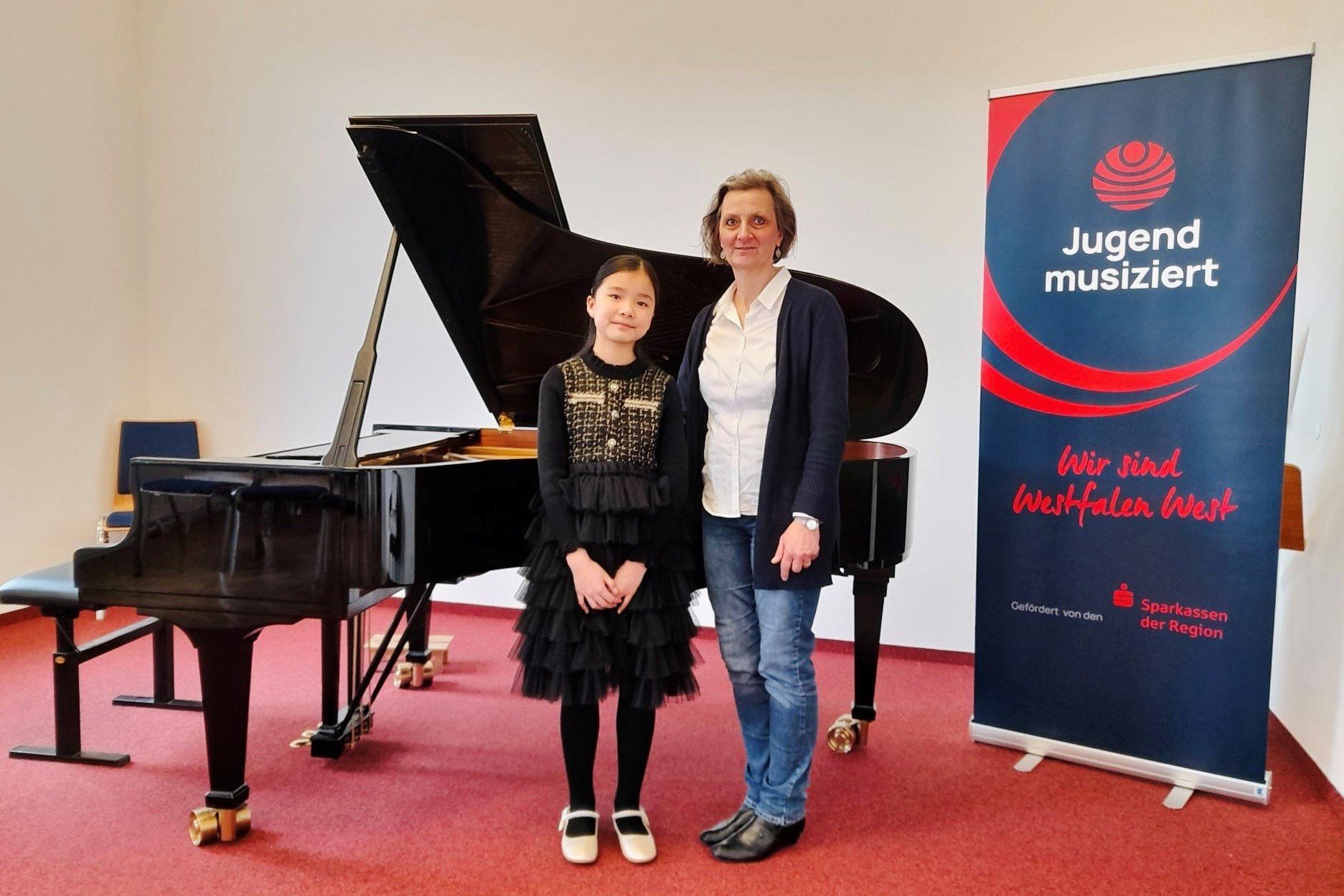 Elisa Cheung mit ihrer Klavierlehrerin Andrea Ertz