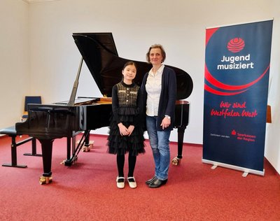 Elisa Cheung mit ihrer Klavierlehrerin Andrea Ertz