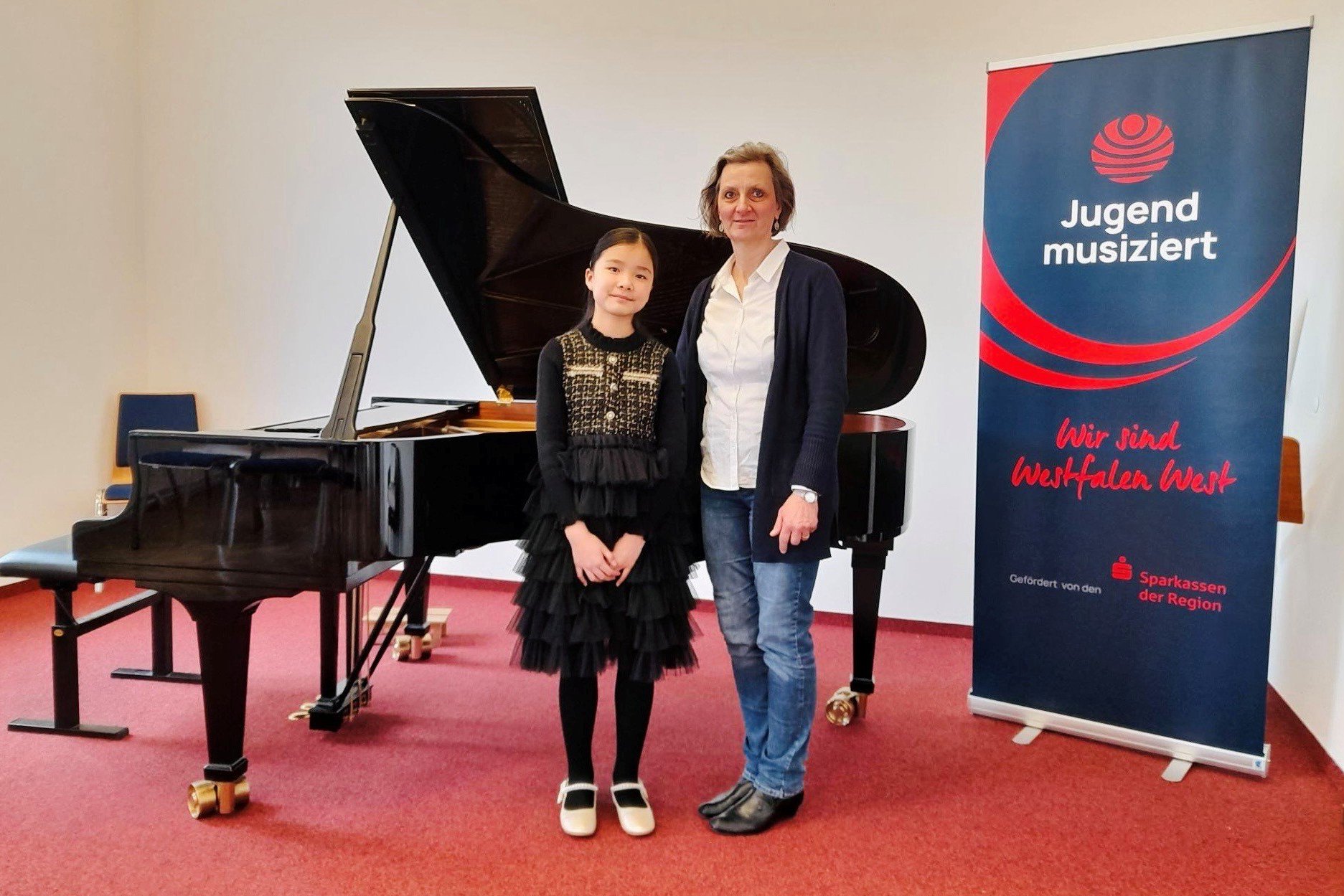 Elisa Cheung mit ihrer Klavierlehrerin Andrea Ertz