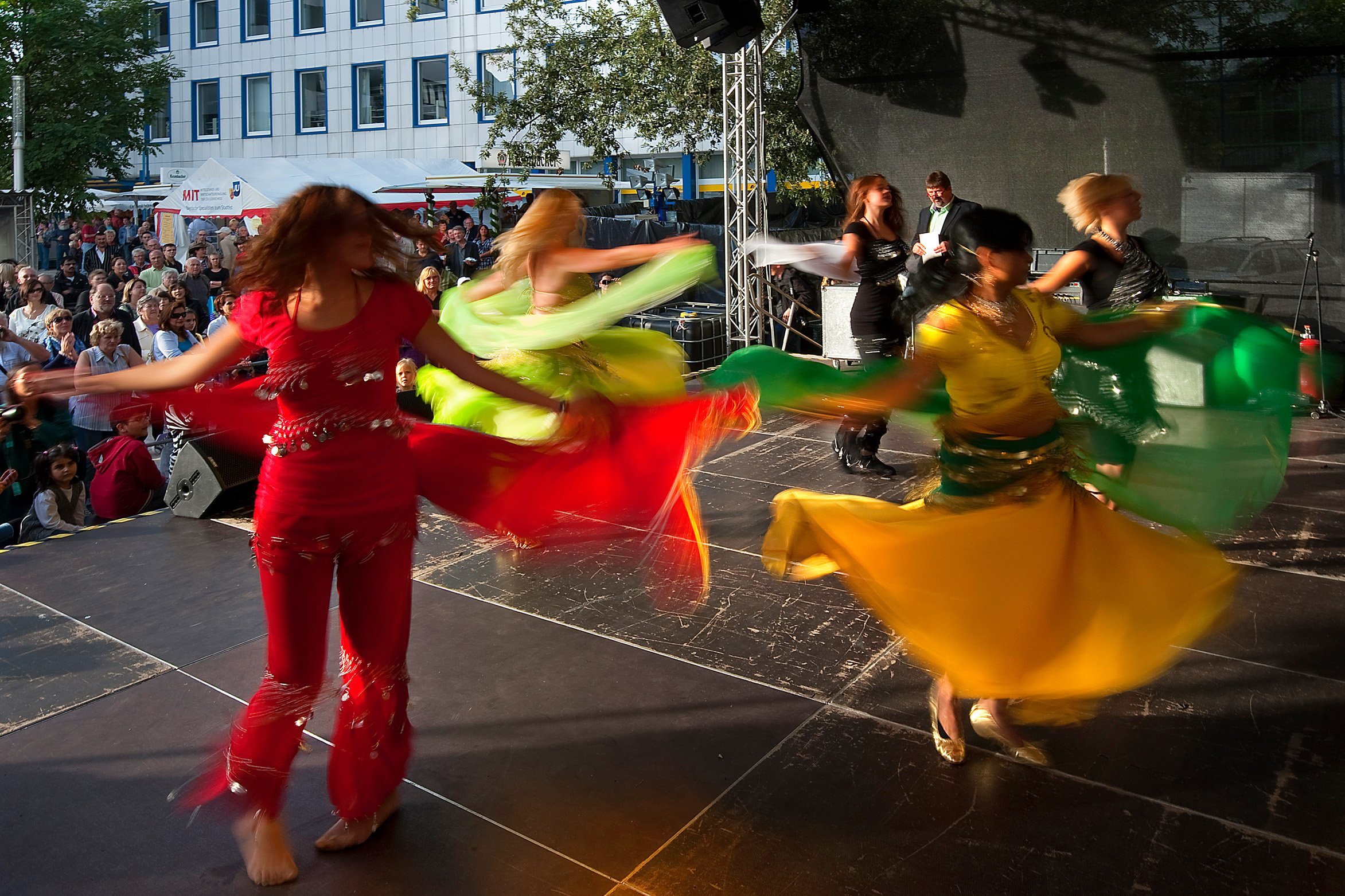 Tänzerinnen auf einer Bühne beim Stadtfest Lüdenscheid.