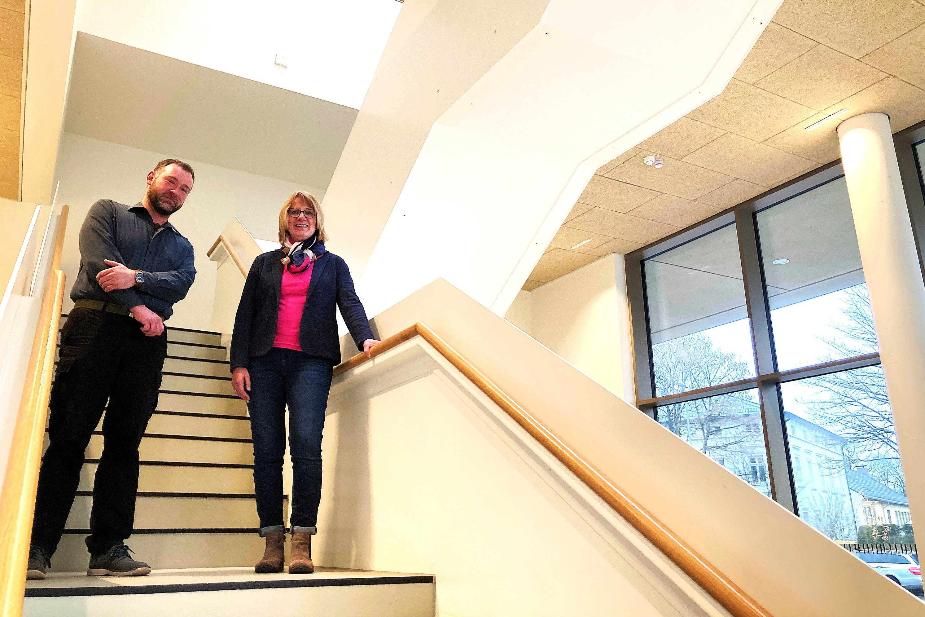 Karsten Greth und Katja Fernholz-Bernecker auf der Treppe im Musikschul-Foyer