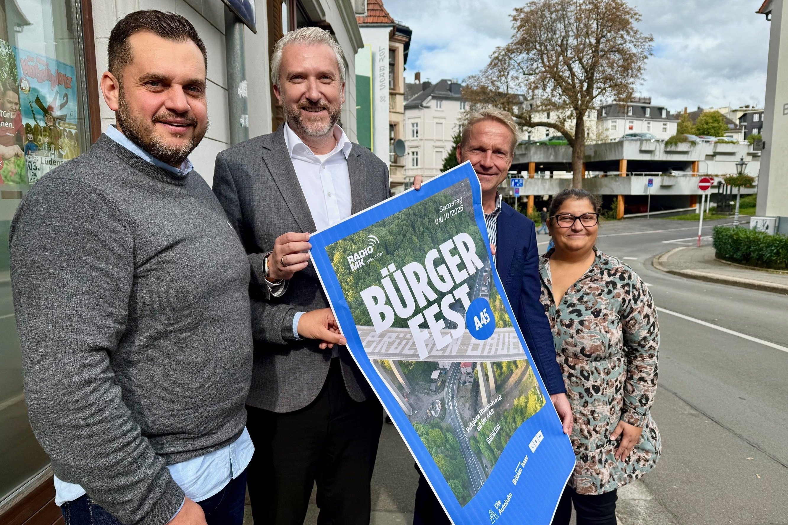 Die Vorfreude auf das "A45-Bürgerfest" ist groß bei (von links) Phillip Nieland vom Stadtmarketing, Bürgermeister Sebastian Wagemeyer, Bernd Löchter von der Autobahn GmbH und Sara Stocola ("Brückenbauer Büro"). 