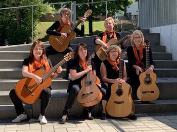 Das Erwachsenen-Gitarrenensemble "Cantomanos"