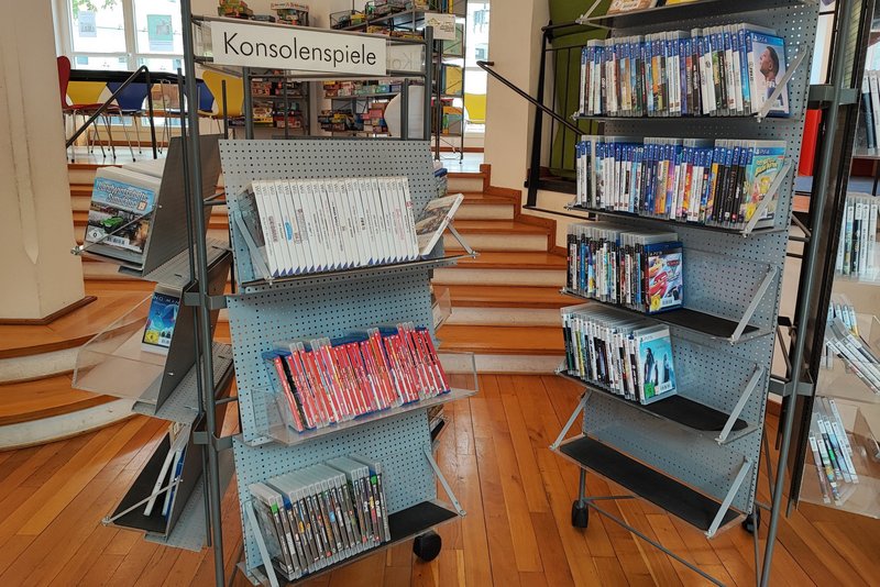 Zwei Möbel mit Konsolenspiele