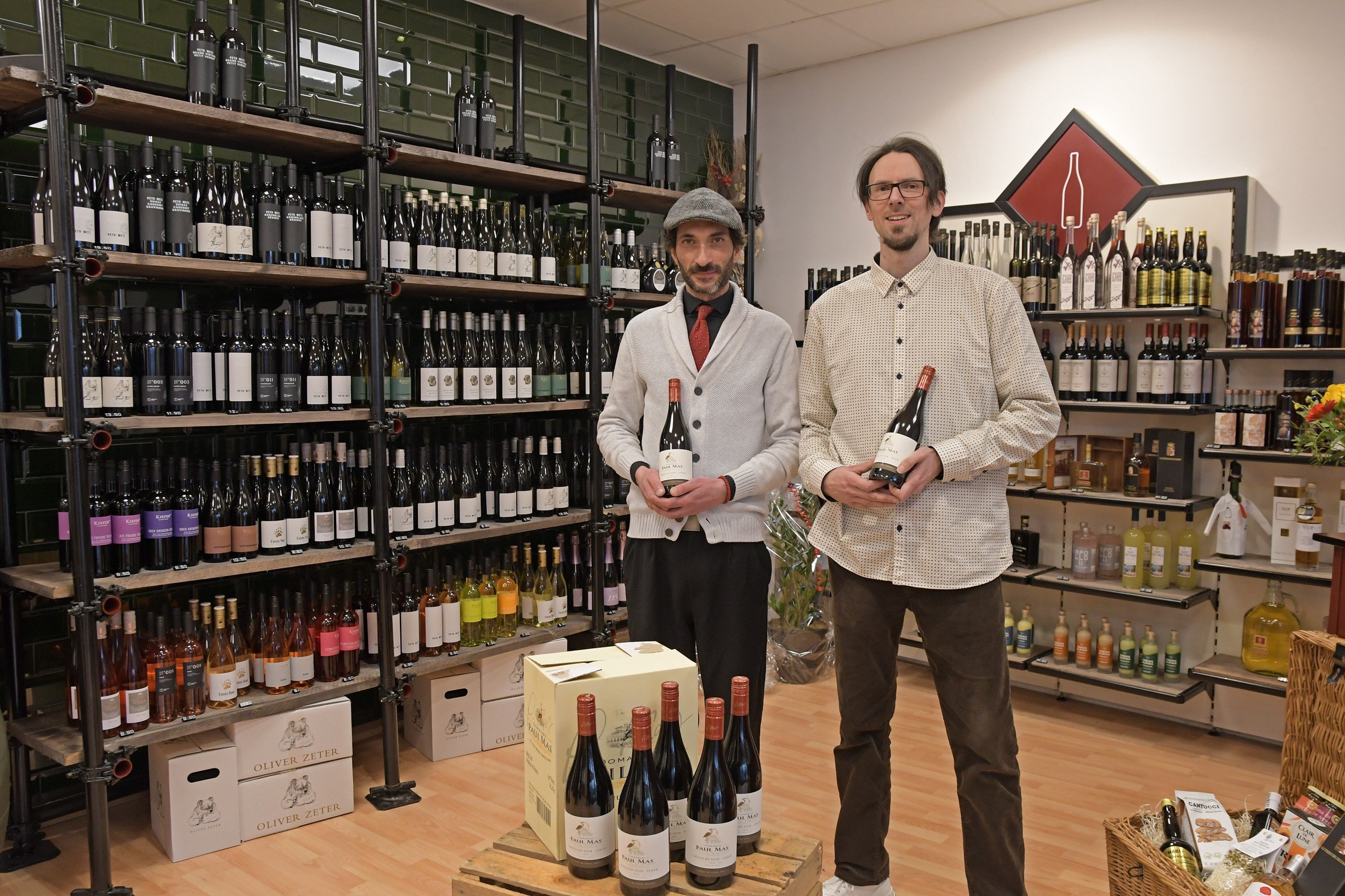 Felek Laxroix und Isabell Großheim mit Guiseppe Carlone und Florian Piller im neuen Grand Cru Weinhandel