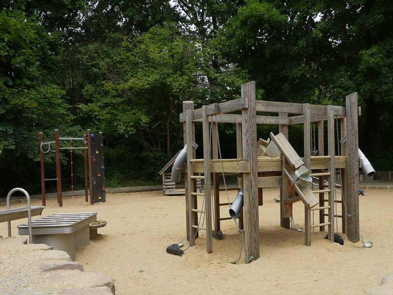 Ein Bauwerksgrüst auf einer Sandfläche. Im Hintergrund sind Bäume