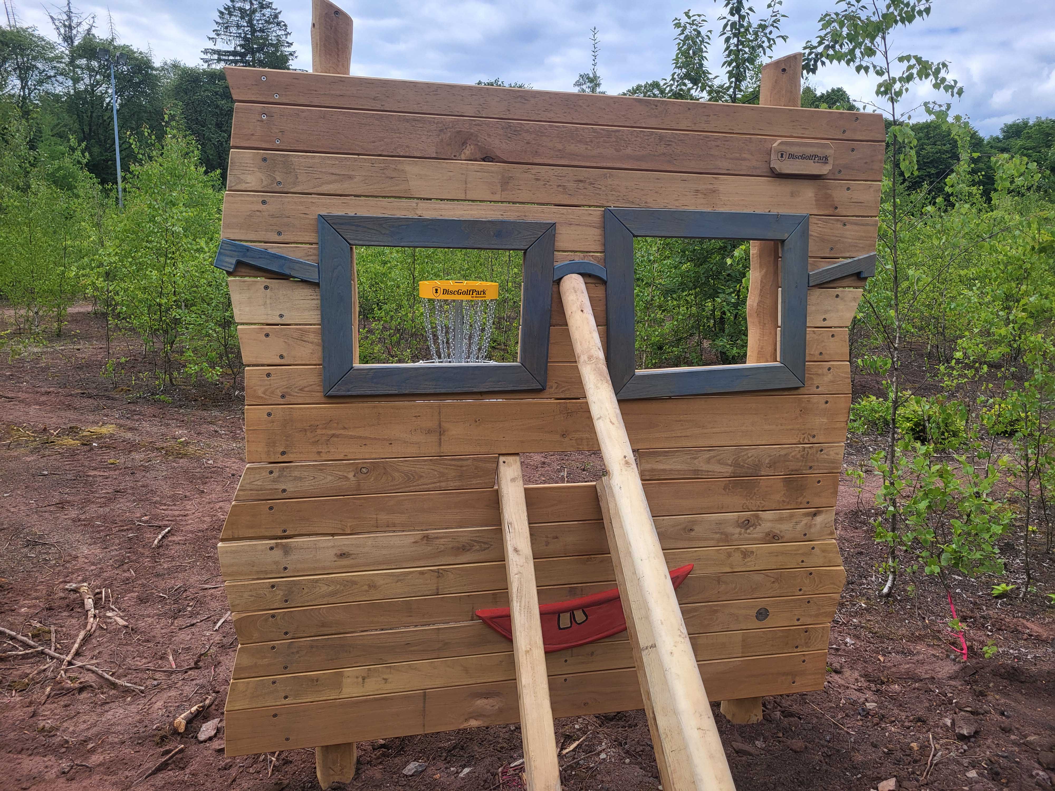 Ein Hindernis der neuen Discgolf-Anlage auf der Höh.